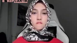 Bokep Hijab BabyPanda Cantik Maini Tetek