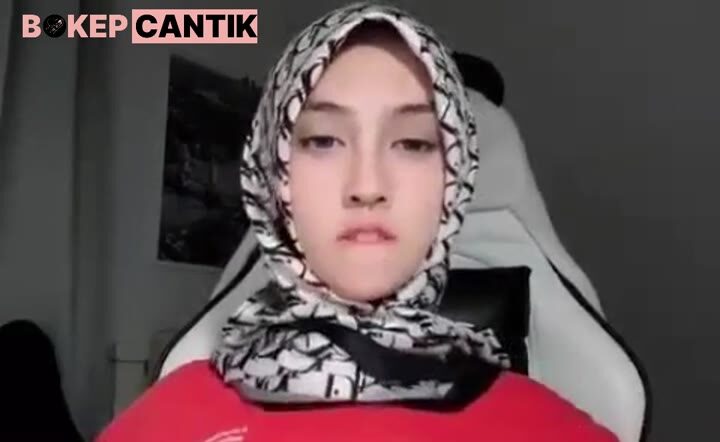 Bokep Hijab BabyPanda Cantik Maini Tetek